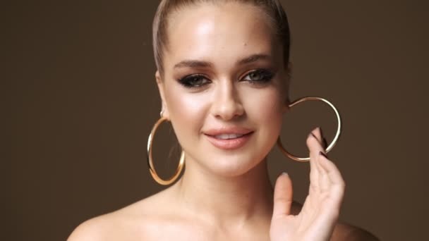 Gorgeous Smiling Young Half Naked Woman Wearing Stylish Earrings Posing — Stock Video