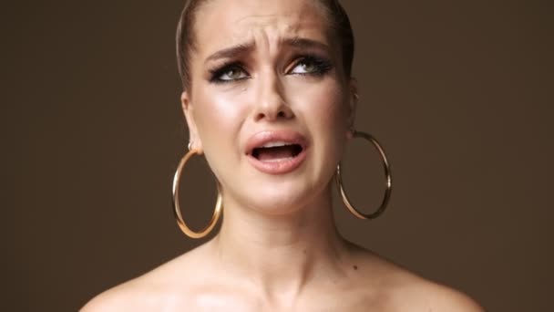 Разочарованная Молодая Полуголая Женщина Стильных Сережках Плачет Нервничает Изолированно Бежевом — стоковое видео