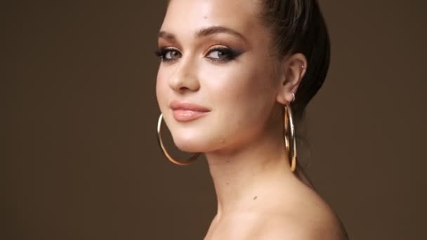 Side View Emotional Young Half Naked Woman Wearing Stylish Earrings — Stock Video