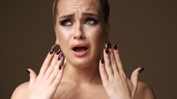 Una Mujer Semidesnuda Emocionada Decepcionada Que Lleva Pendientes Elegantes Con — Vídeos de Stock