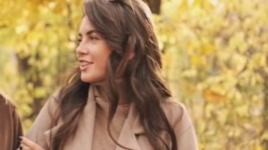 Yeşil doğa parkında gezen güzel kızlar.