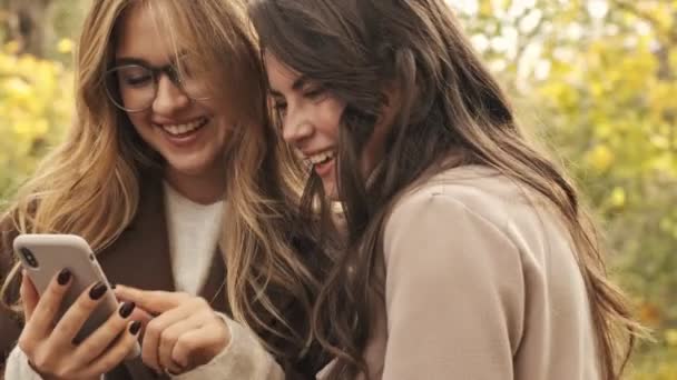 Jeune Femme Heureuse Émotionnelle Amis Marchant Extérieur Dans Parc Naturel — Video