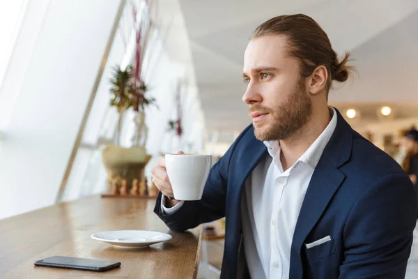 Foto Bel Giovane Uomo Affari Concentrato Che Beve Caffè — Foto Stock