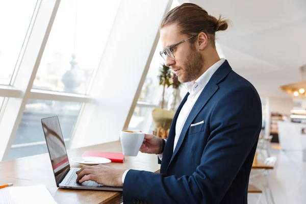 Immagine Bel Giovane Uomo Affari Concentrato Ufficio Usando Computer Portatile — Foto Stock