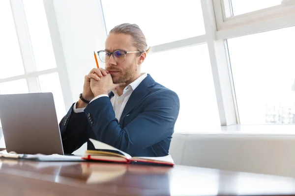 Imagen Joven Empresario Concentrado Serio Guapo Interior Oficina Utilizando Trabajo — Foto de Stock