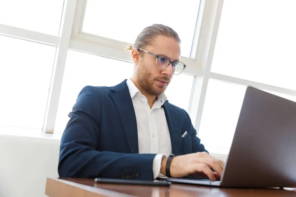 Ofiste Dizüstü Bilgisayarla Çalışan Yakışıklı Ciddi Konsantre Genç Bir Adamının — Stok fotoğraf