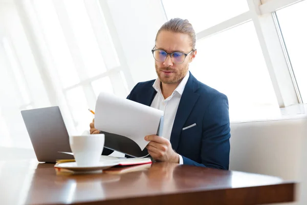 Bild Stilig Ung Affärsman Inomhus Kontoret Med Hjälp Bärbar Dator — Stockfoto