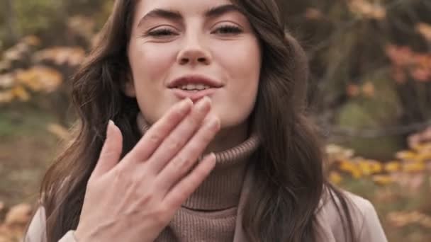 Junge Optimistische Positive Mädchen Draußen Grünen Naturpark Suchen Kamera Pustet — Stockvideo