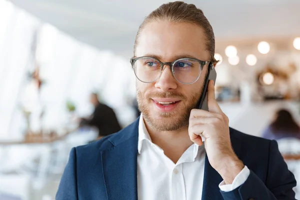 Образ Приятного Молодого Бизнесмена Помещении Офиса Разговаривающего Мобильному Телефону — стоковое фото