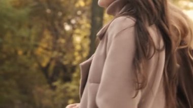 Gülümseyen mutlu kızlar. Yeşil doğa parkında yürüyen arkadaşlar.