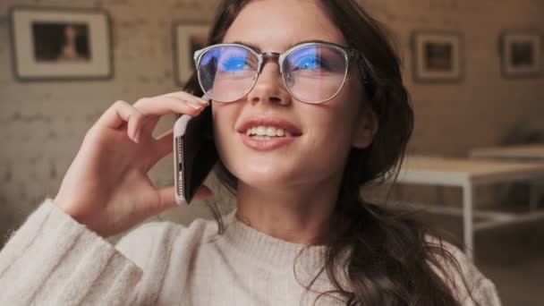 Una Vista Cerca Una Joven Feliz Con Gafas Está Hablando — Vídeos de Stock