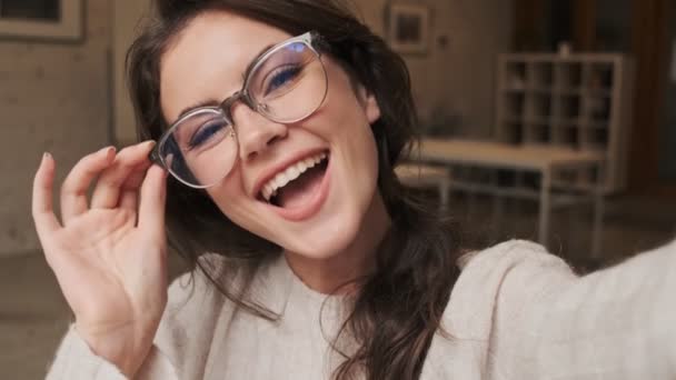 Una Encantadora Joven Con Gafas Está Tomando Selfie Mientras Sienta — Vídeos de Stock