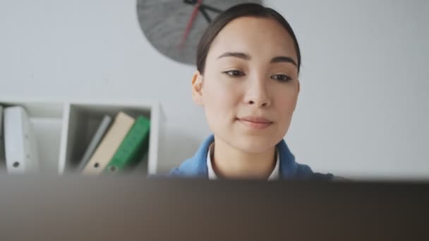 Una Vista Recortada Una Agradable Joven Secretaria Asiática Sentada Mesa — Vídeos de Stock