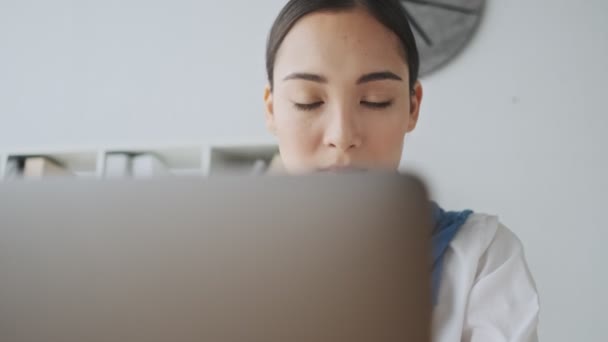 Sérieux Jeune Asiatique Secrétaire Femme Utilise Son Ordinateur Portable Tout — Video