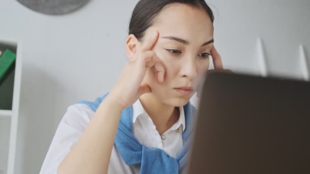 Una Giovane Segretaria Asiatica Seria Sta Lavorando Con Suo Computer — Video Stock