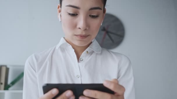 Una Joven Mujer Negocios Asiática Disgustada Con Auriculares Inalámbricos Está — Vídeos de Stock