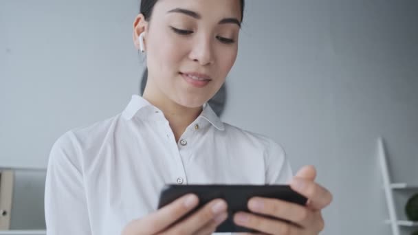 Feliz Rindo Jovem Asiático Empresária Com Fones Ouvido Sem Fio — Vídeo de Stock