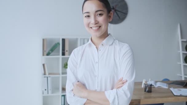 Allegro Giovane Asiatico Businesswoman Sta Mostrando Pollice Gesto Bianco Ufficio — Video Stock