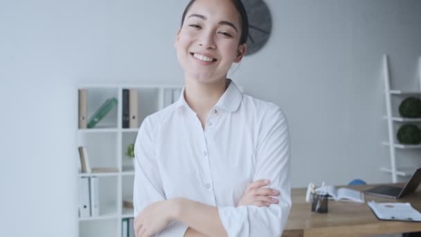 Sorridente Jovem Asiático Empresária Está Mostrando Gesto Branco Escritório — Vídeo de Stock