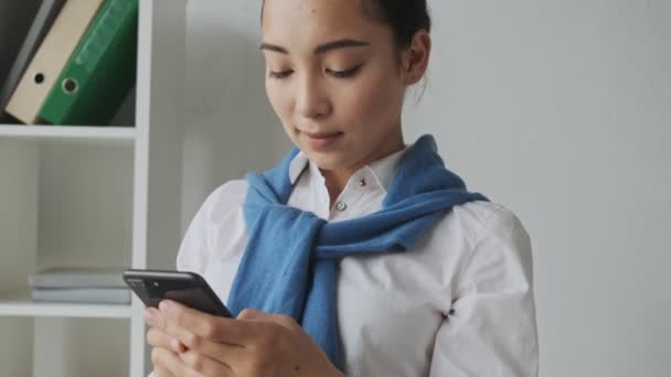 Una Joven Secretaria Asiática Tranquila Está Escribiendo Mensaje Usando Teléfono — Vídeos de Stock