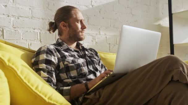 Homem Calmo Concentrado Está Digitando Seu Laptop Sentado Sala Estar — Vídeo de Stock