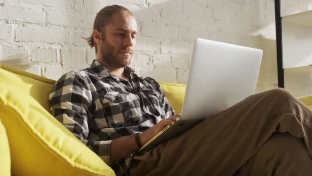 Homem Bonito Calmo Está Digitando Seu Laptop Sentado Sala Estar — Vídeo de Stock