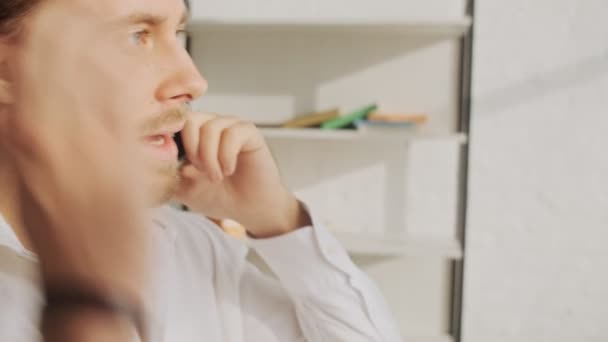 Zaměřený Mladý Muž Mluví Smartphonu Obývacím Pokoji Doma — Stock video