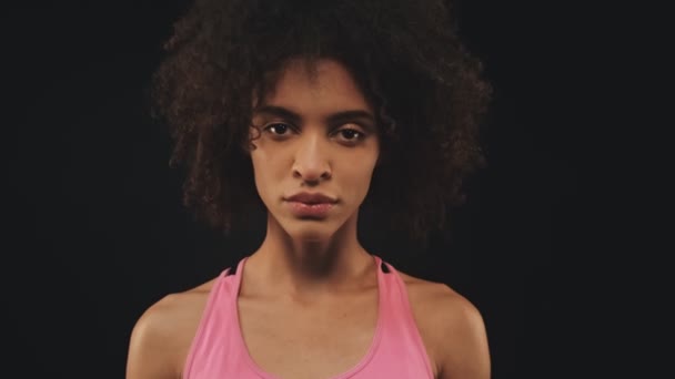 Lugn Atletisk Afrikansk Amerikansk Kvinna Sportkläder Poserar Och Tittar Kameran — Stockvideo