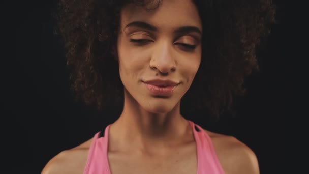 Spor Giyimli Afro Amerikan Bir Kadının Yakın Çekim Görüntüsü Siyah — Stok video
