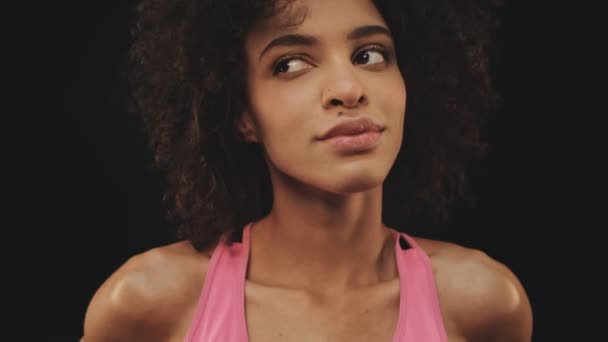 Uma Visão Perto Uma Mulher Afro Americana Atlética Satisfeita Sportswear — Vídeo de Stock