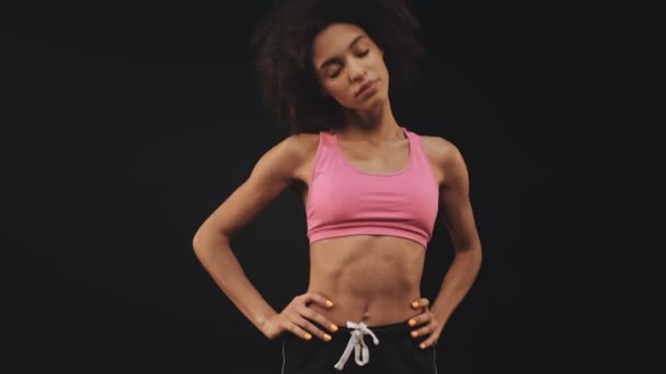 Piękna Młoda Afroamerykanka Odzieży Sportowej Rozgrzewa Szyję Wykonując Ćwiczenia Czarnym — Wideo stockowe