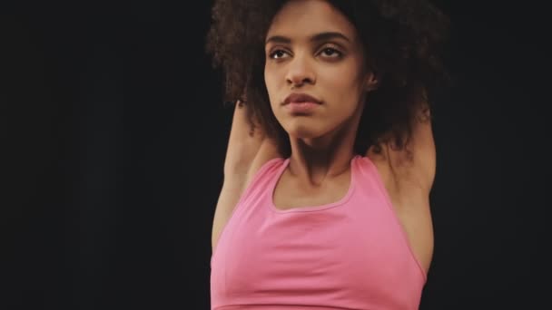 Una Mujer Afroamericana Bastante Joven Ropa Deportiva Está Estirando Aislada — Vídeo de stock