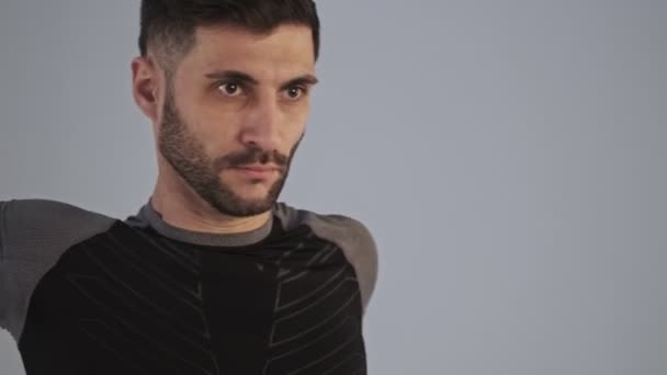 Atraente Focado Jovem Atlético Sportswear Fazendo Exercício Círculo Movendo Seus — Vídeo de Stock