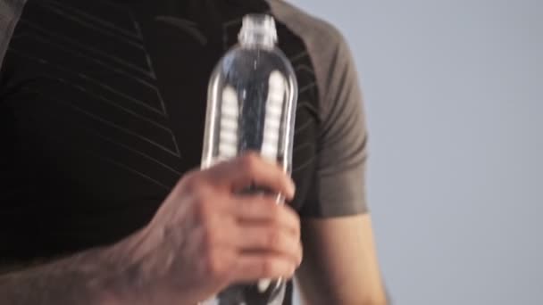 Stilig Ung Atletisk Man Sportkläder Dricksvatten Medan Arbetar Övningar Isolerade — Stockvideo