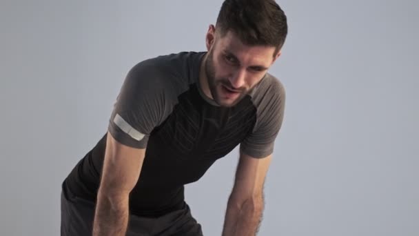 Een Uitgeputte Jongeman Sportkleding Pauzeert Tijdens Het Trainen Van Oefeningen — Stockvideo