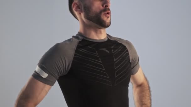 Ein Müder Junger Mann Sportbekleidung Macht Eine Pause Während Isoliert — Stockvideo