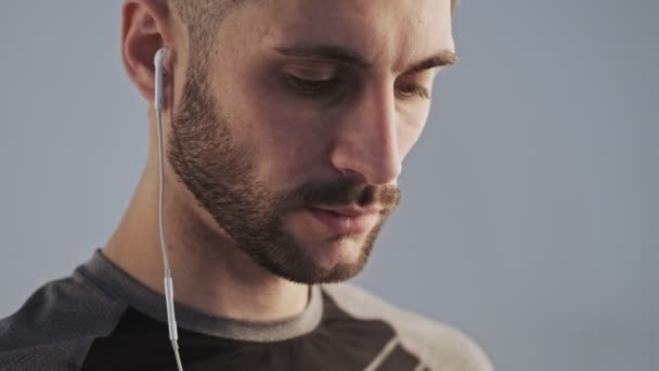 Uma Visão Perto Jovem Confiante Roupas Esportivas Com Fones Ouvido — Vídeo de Stock