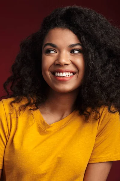 Image Belle Brune Afro Américaine Aux Cheveux Bouclés Souriant Caméra — Photo