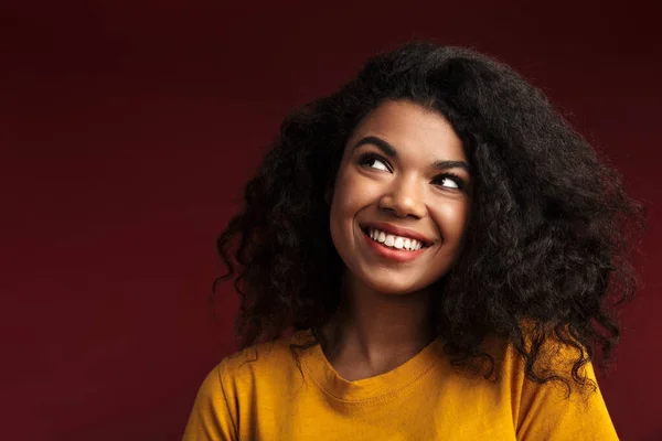 Image Belle Brune Afro Américaine Aux Cheveux Bouclés Souriant Caméra — Photo