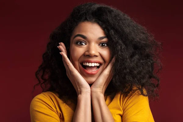 Imagem Bela Morena Afro Americana Com Cabelo Encaracolado Sorrindo Para — Fotografia de Stock