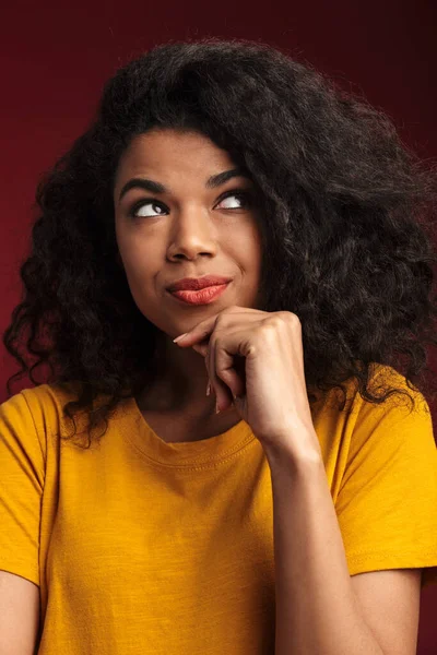 Imagem Bela Morena Afro Americana Com Cabelos Encaracolados Pensando Tocando — Fotografia de Stock