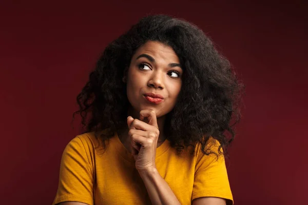 Güzel Esmer Afro Amerikalı Kadın Görüntüsü Kıvırcık Saçlı Düşünen Çenesine — Stok fotoğraf