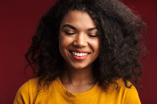 Bild Einer Fröhlich Positiven Emotionalen Jungen Afrikanerin Die Isoliert Vor — Stockfoto