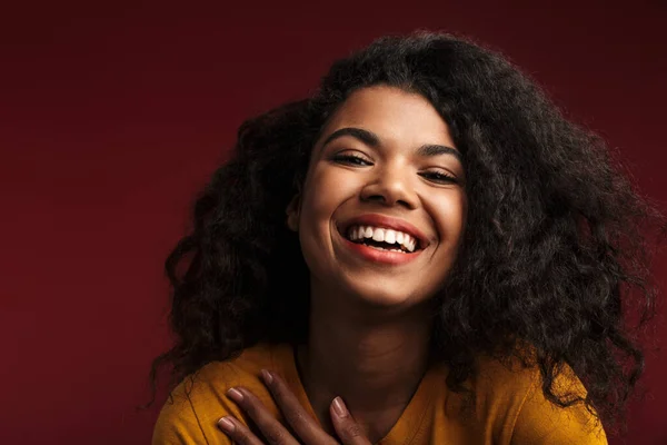 Image Belle Brune Afro Américaine Aux Cheveux Bouclés Souriant Caméra — Photo