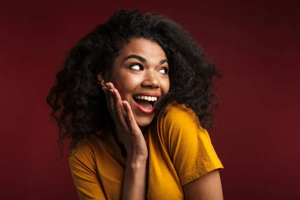 Imagem Bela Morena Afro Americana Com Cabelo Encaracolado Sorrindo Para — Fotografia de Stock