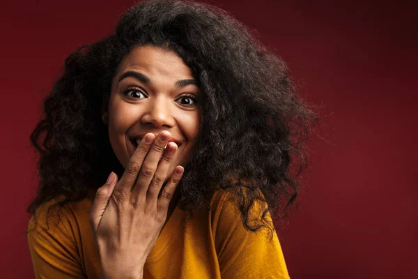 Afbeelding Van Mooie Brunette Afrikaanse Amerikaanse Vrouw Met Krullend Haar — Stockfoto