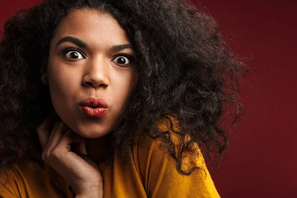 Afbeelding Van Mooie Brunette Afrikaanse Amerikaanse Vrouw Met Krullend Haar — Stockfoto