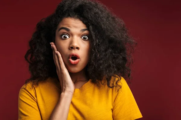 Imagem Mulher Americana Africana Morena Chocada Com Cabelo Encaracolado Gritando — Fotografia de Stock