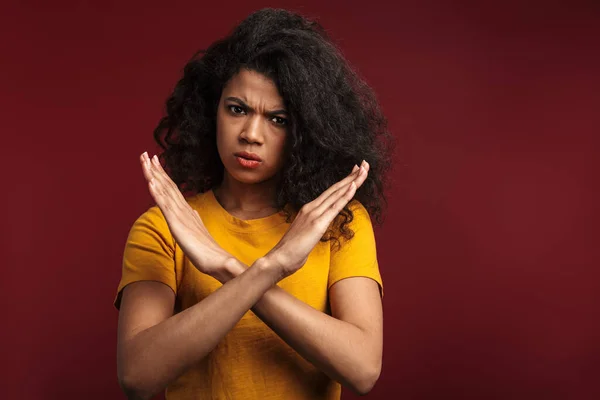 Imagem Morena Indignada Afro Americana Cruzando Braços Fazendo Gesto Parada — Fotografia de Stock