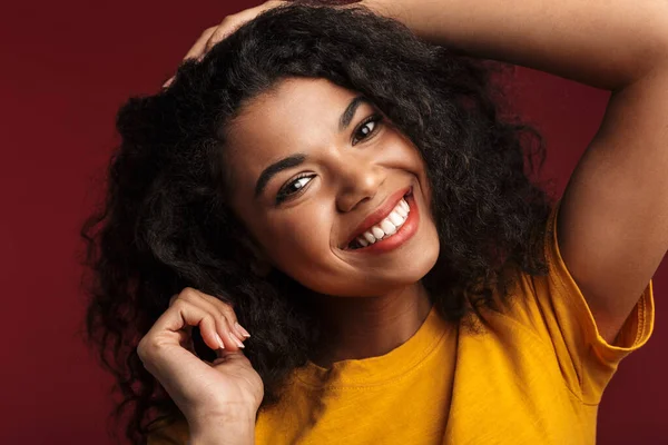 Imagen Hermosa Morena Afroamericana Con Pelo Rizado Sonriendo Cámara Aislada — Foto de Stock